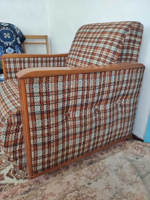 Продам два кресла мягкие на колесиках.