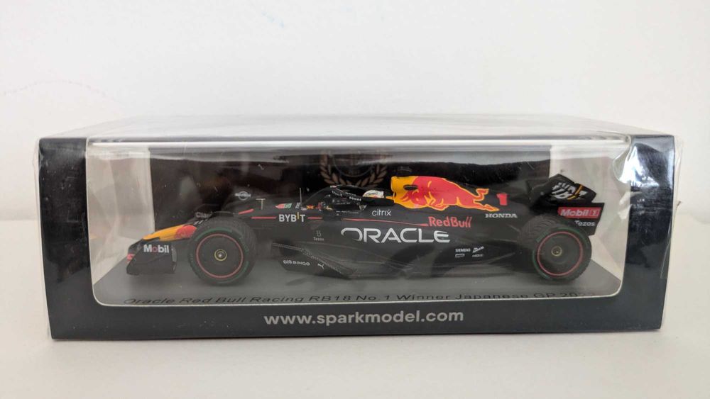 Miniatura Spark F1 1:43 Red Bull Racing RB18 #1 Max Verstappen Vencedor GP Japão 2022 Campeão Mundo F1