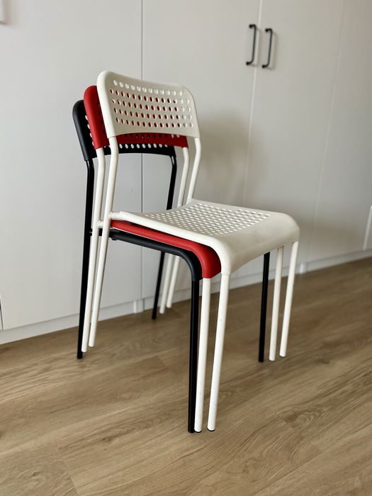 Conjunto de 3 cadeiras IKEA ADDE empilháveis – preto, vermelho e branco