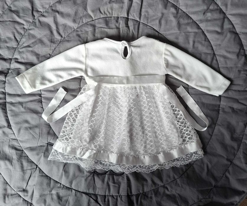 Biała sukieneczka na chrzest