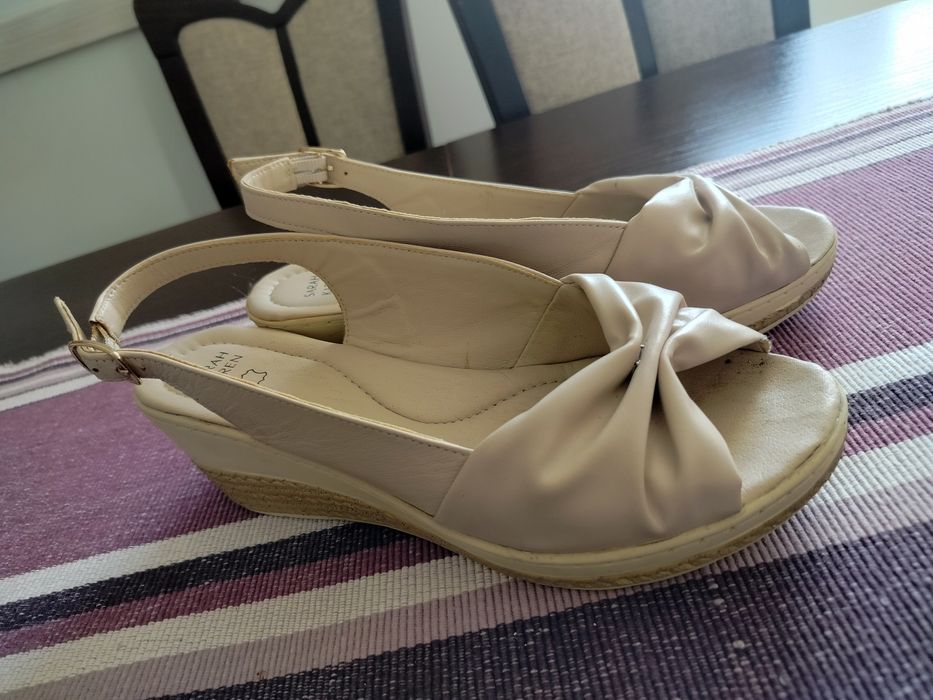 Sandały beżowe r.39 skóra