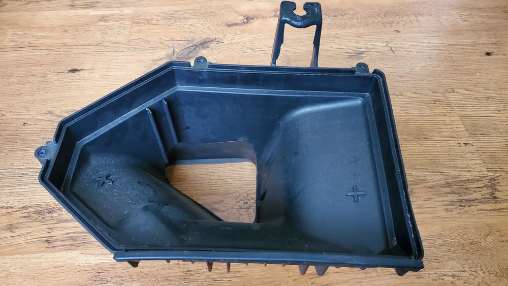 Оригінал. Корпус повітряного фільтра (низ) Dodge Challenger