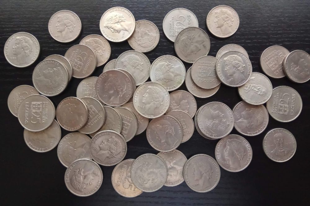Moedas de 50 de 100 e 200 escudos entre outras