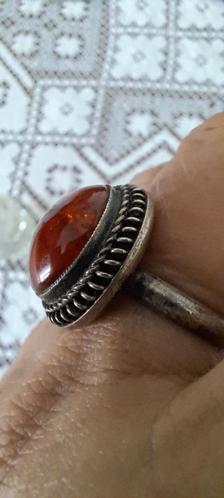 Stary pierscionek z bursztynem Prl metal