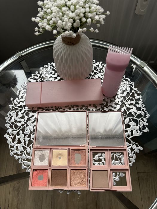 Zestaw - cienie do powiek, pojemnik na kosmetyki i farby do włosów