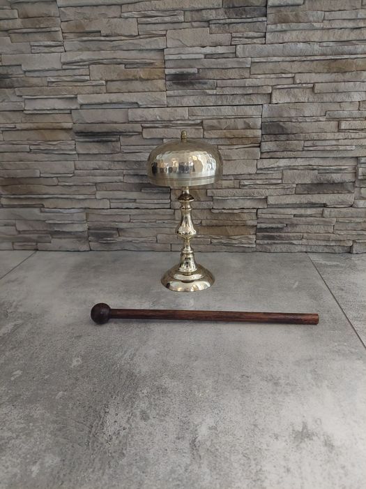 Gong mosiężny, dzwon, stary ciekawy przedmiot, instrument grający