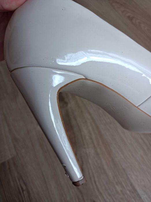 Lakierowane buty na obcasie