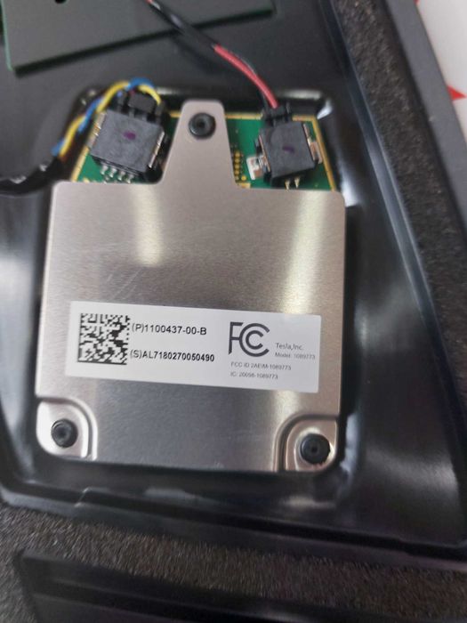 В продаже! Стойка LH | RH с камерой  на Tesla Mode 3 18-23