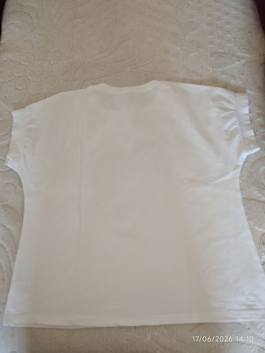 T-shirt branca com coração bordado