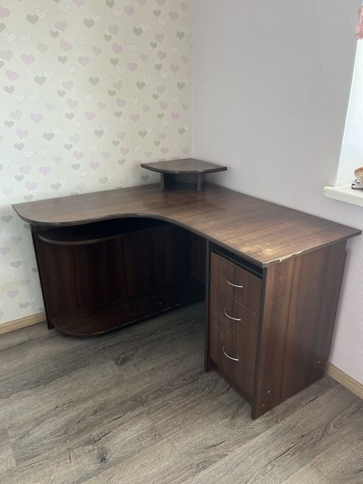 Кутовий письмовий/компʼютерний стіл із тумбою та поличками