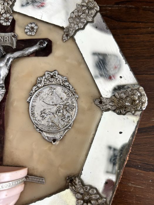 Very old religious frame426579710591651843