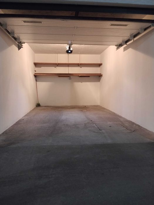 Garagem fechada, com portão elétrico no centro de Vila Nova de Famalicão.