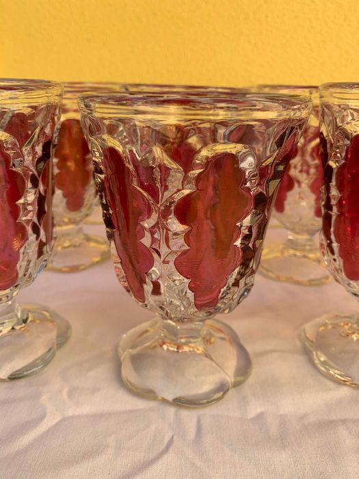 Conjunto de 24 Copos Vintage em Vidro Moldado e Colorido — 1950/70