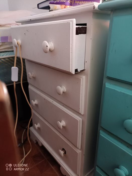 2 mesas de cabeceira usadas de madeira