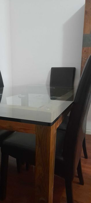 Mesa de Vidro com 6 Cadeiras