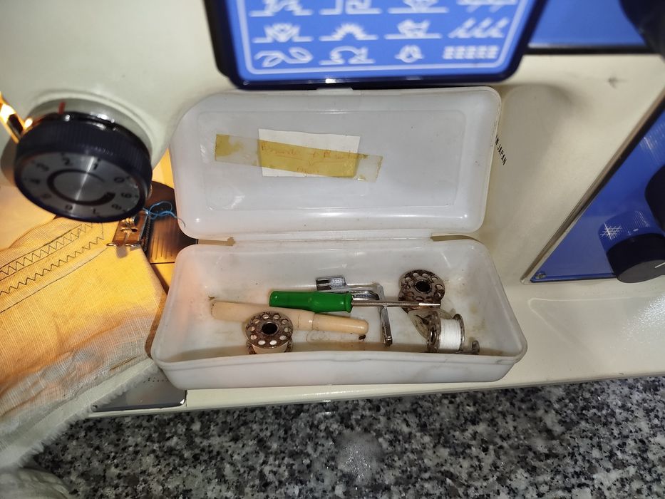 Máquina de costura riccar