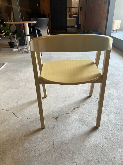 Cadeira em faia com braços - 16 Unid