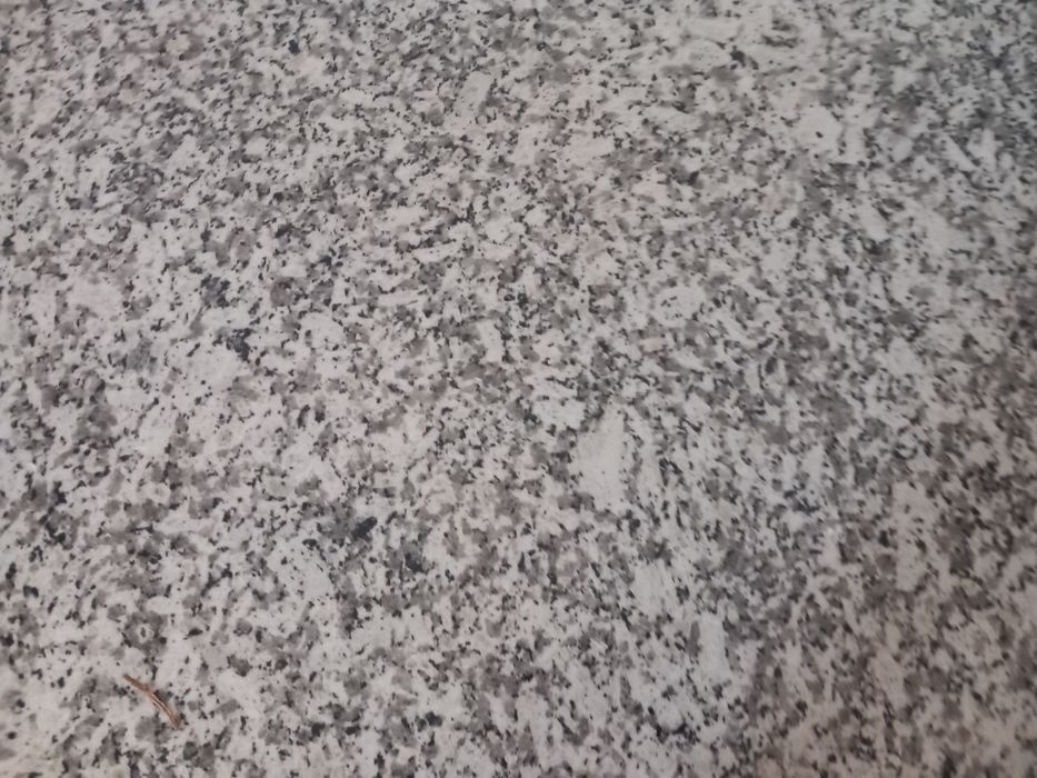 Mesa em ferro e granito