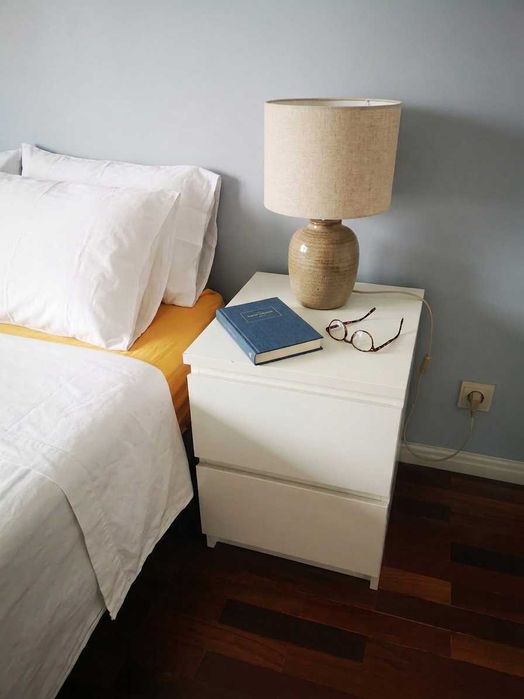 móveis brancos de quarto IKEA, cómodas Storklinta e mesinha de cabeceira Kullen, Porto