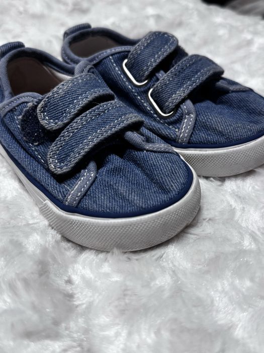 Взутя на дівчинку