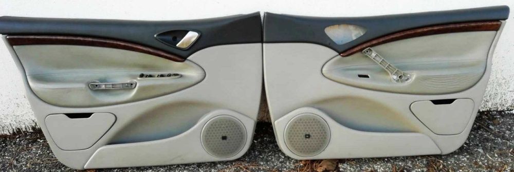 Interiores Citroen C5 de 2006 em veludo ou pele.