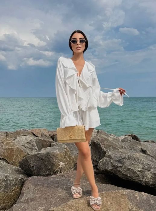 Біла легка блузка