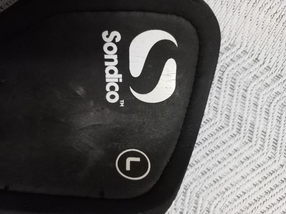 Ochraniacze do piłki nożnej nagolenniki