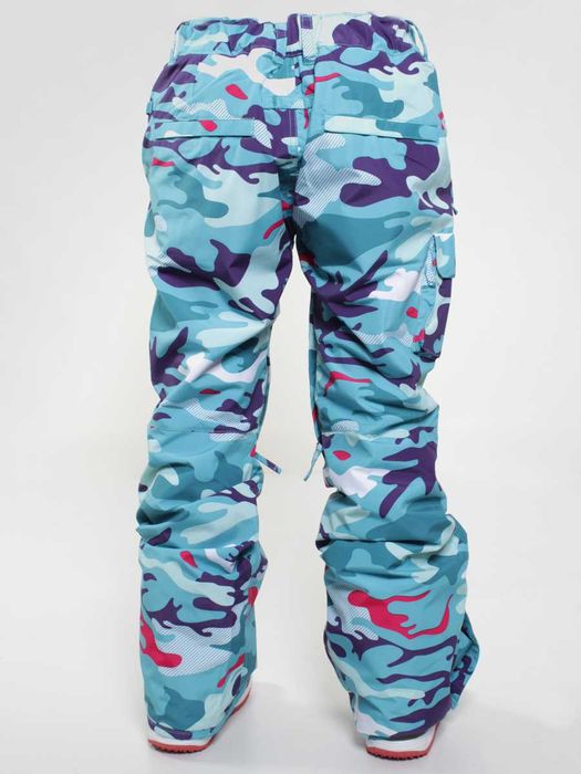 Spodnie snowboardowe lub narciarskie.