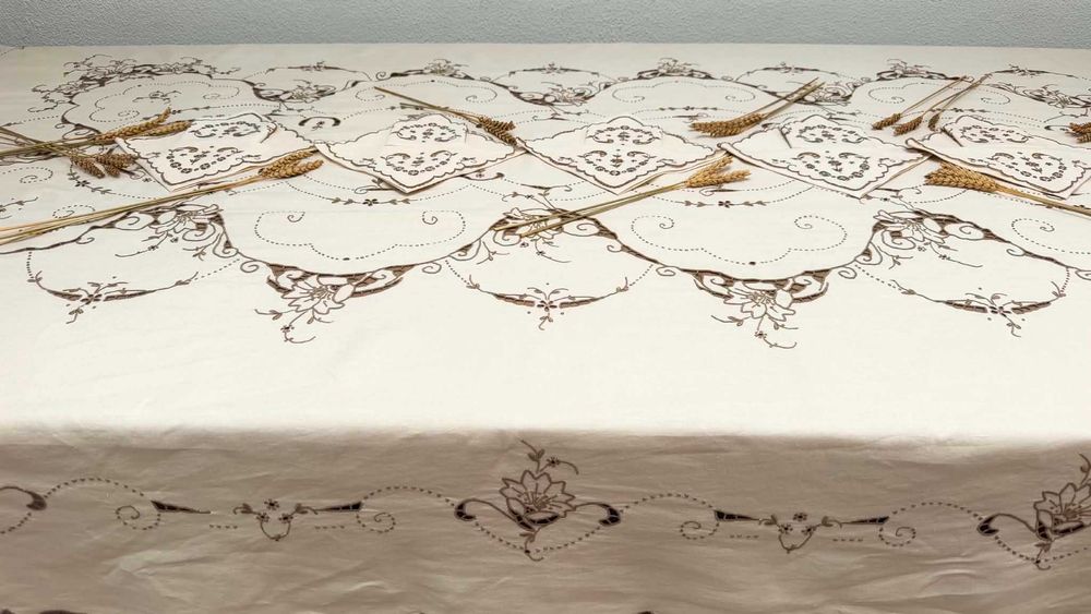 Magnífica Toalha de Mesa – Bordado Madeira Original