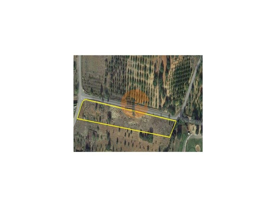 Terreno rústico com 7263m2, situado a cerca de 6 Km da cidade de Ta...