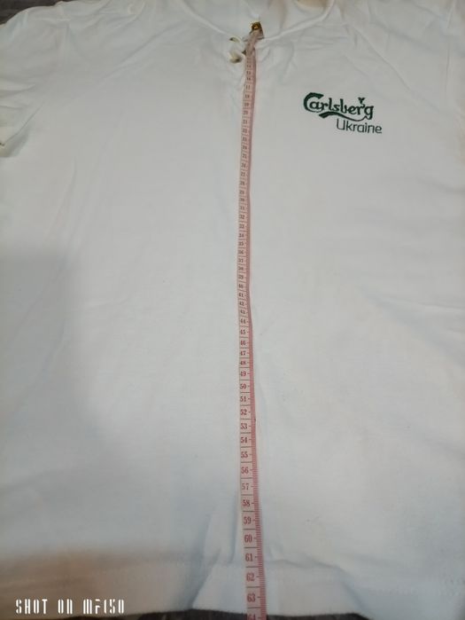 Біла футболка поло бренду Carlsberg