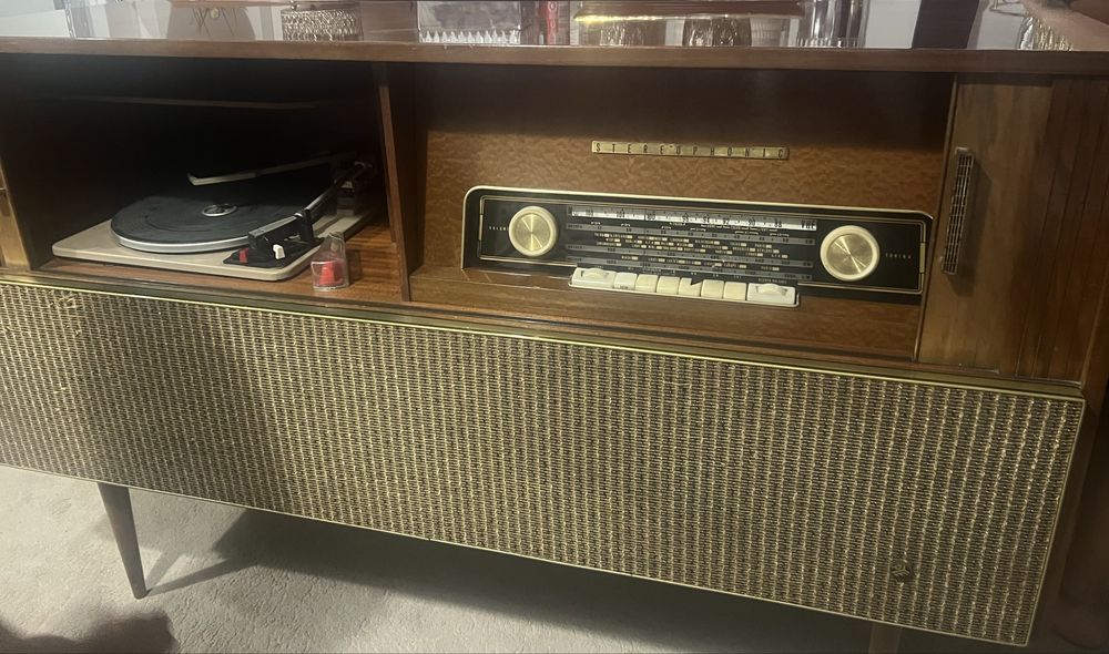 Móvel Rádio e Gira-Discos Vintage