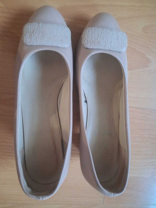 buty damskie w kolorze beżowym