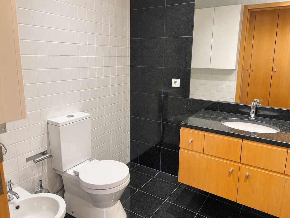 T2 com Suite, Varanda e Garagem | 109 m² | Metro a 350 m