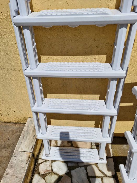 Escada de piscina em plástico com proteção