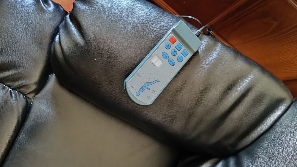 Poltrona reclinável de massagens de couro preto artificial