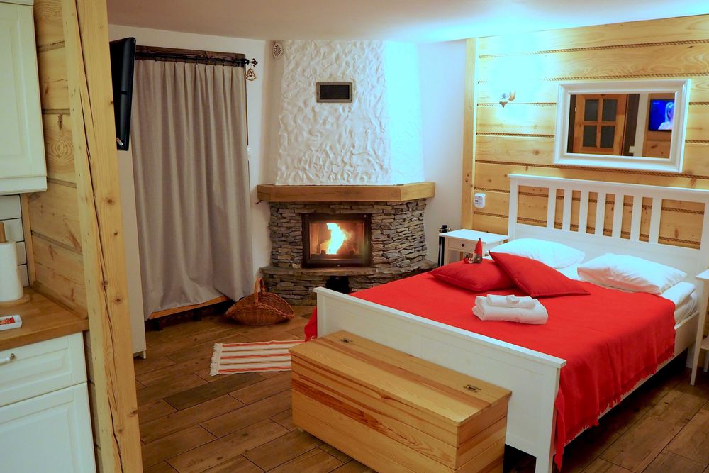 2os Pokój z kominkiem łazienką kuchnią WiFi cieplutki, na odludziu las