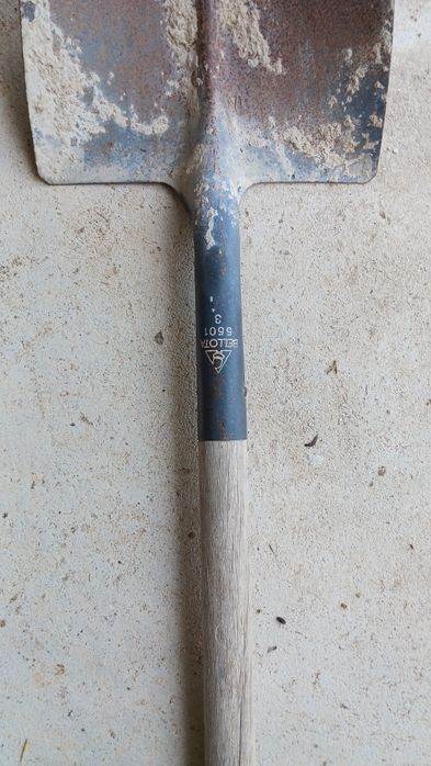 6 utensílios. Pá, ancinho, martelos, serras de poda