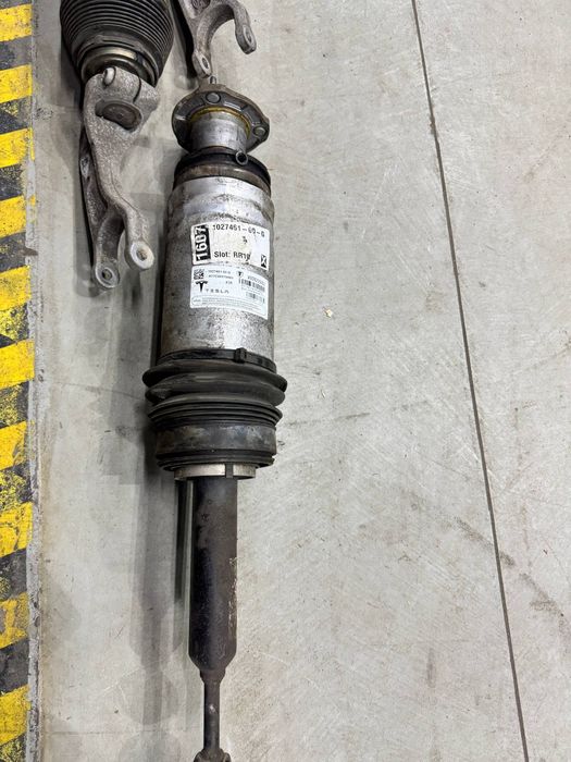 Пневмобалони Tesla Model X. Пневмостойки Tesla Model X. Під відновленя