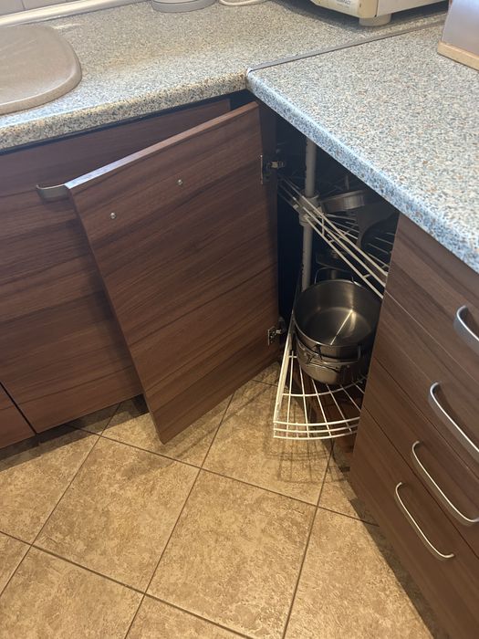 Meble kuchenne ze sprzętami agd, stołem i krzesłami