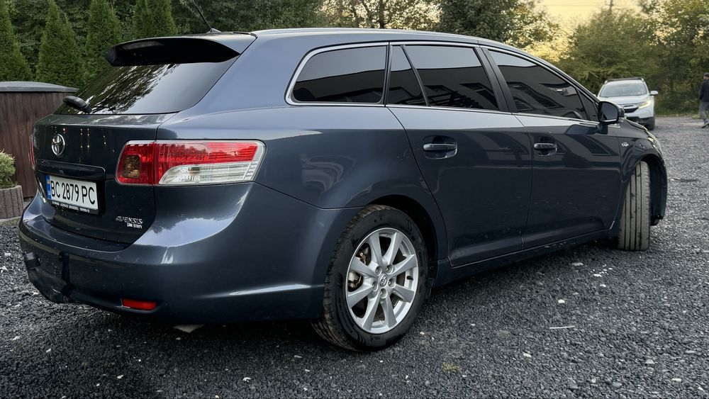 Toyota Avensis.