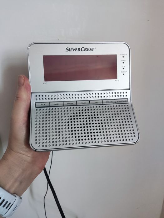 Часы радио, плюс на батарейках