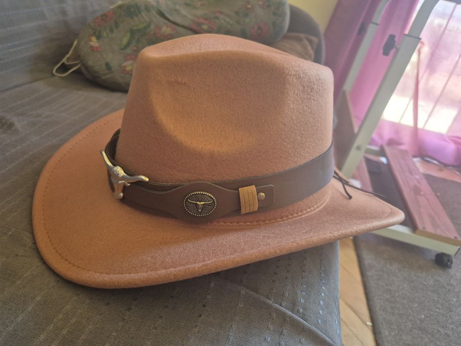 Nowy kapelusz kowbojski zdobiony paskiem glowa byka