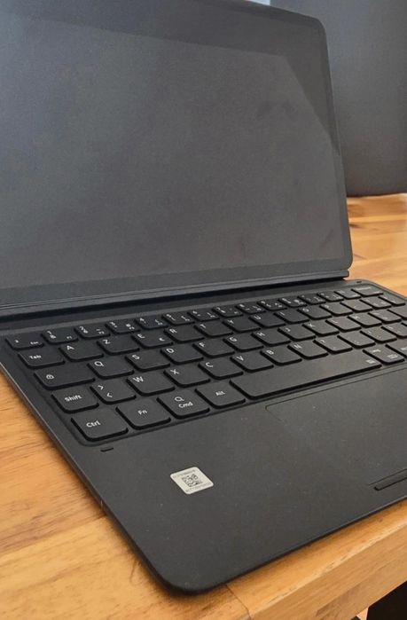 Galaxy Tab S8 com capa reclado e touchpad