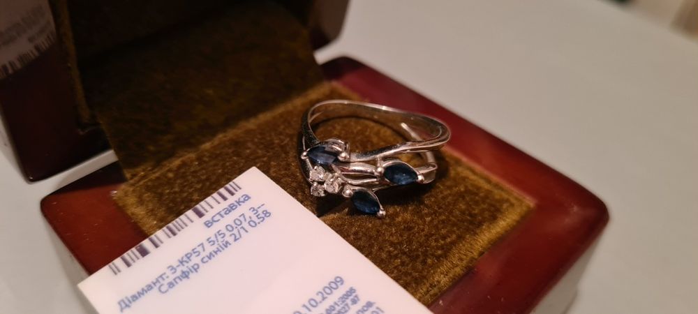 Кольцо в белом золоте с сапфирами и бриллиантами