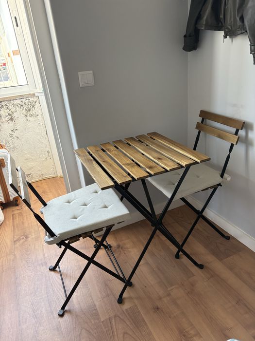 Mesa com 2 cadeiras