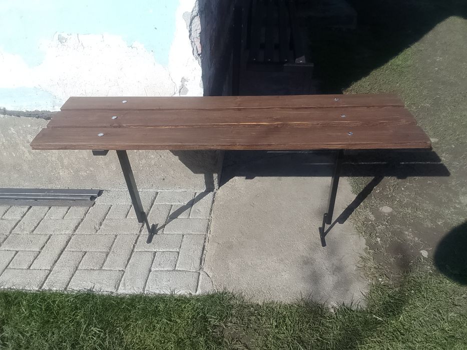 Лавочка на цвинтар і дому