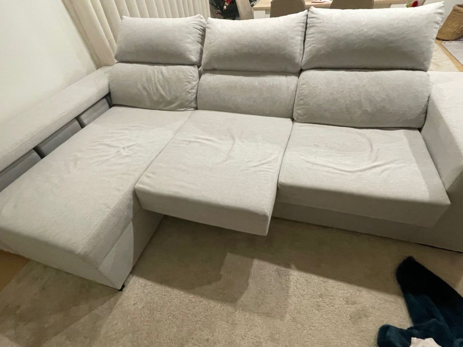 Sofá cinzento claro 3 lugares com chaise long e 4 puffs