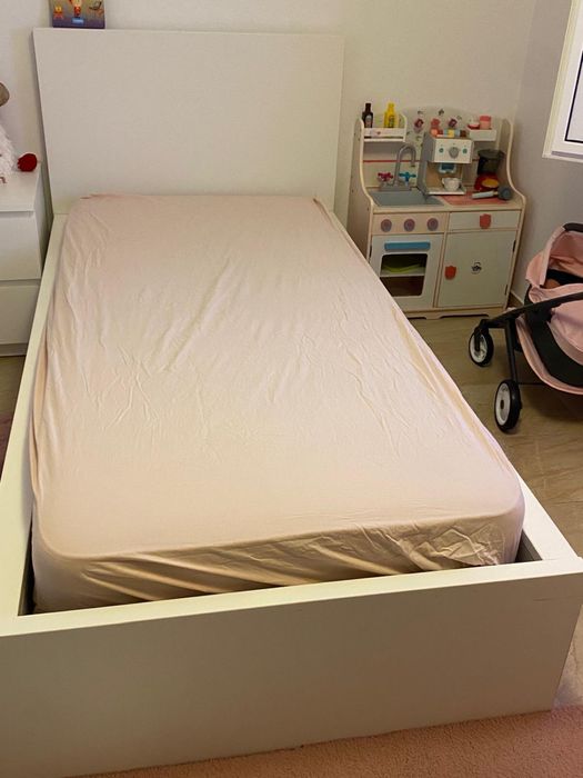 Cama de solteiro e colchão