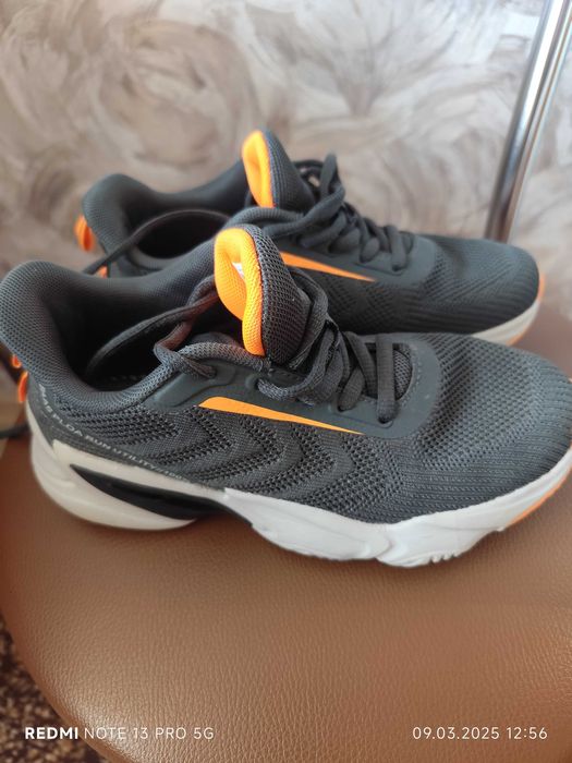 Кросівки в ідеальному стані